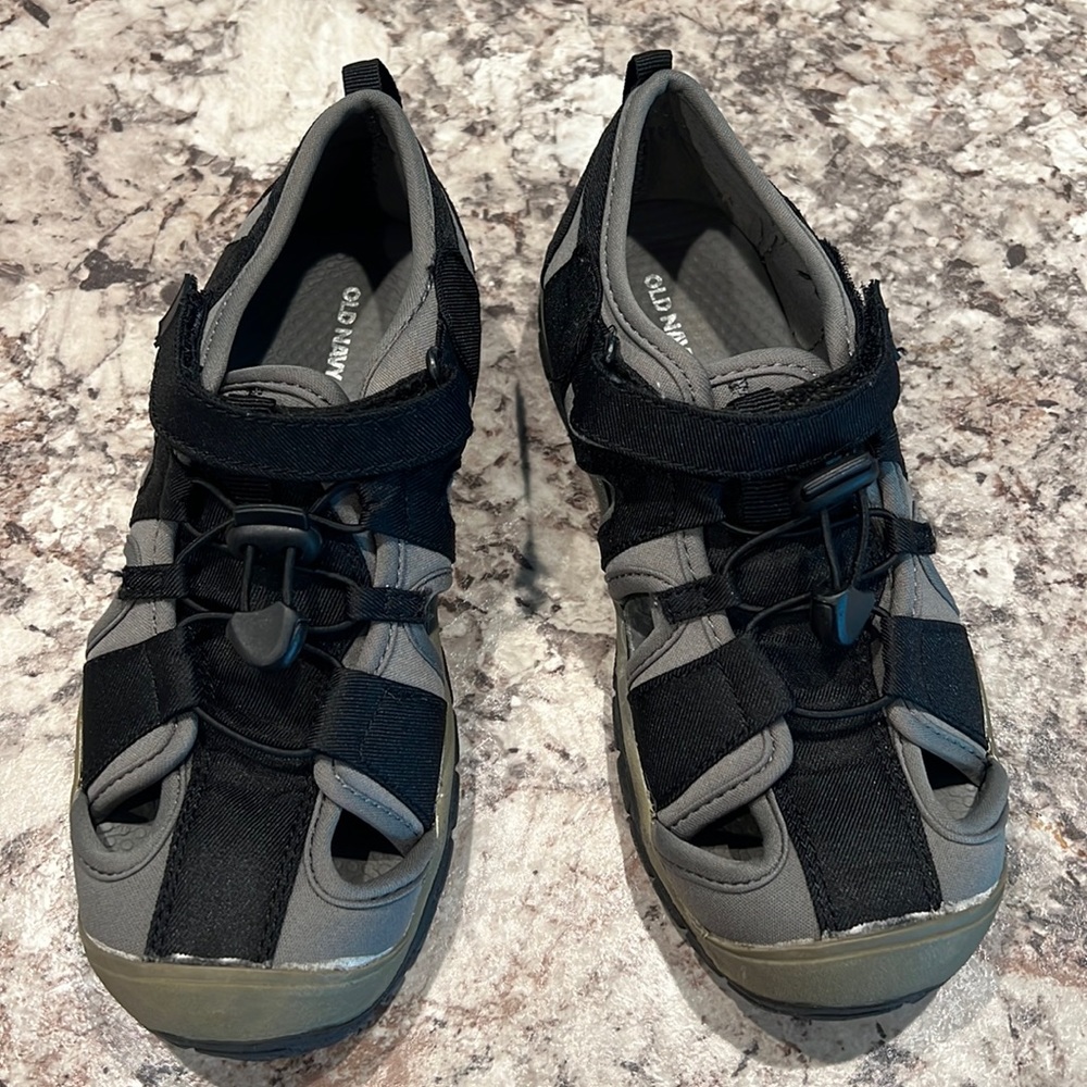 Boys Old Navy water shoes